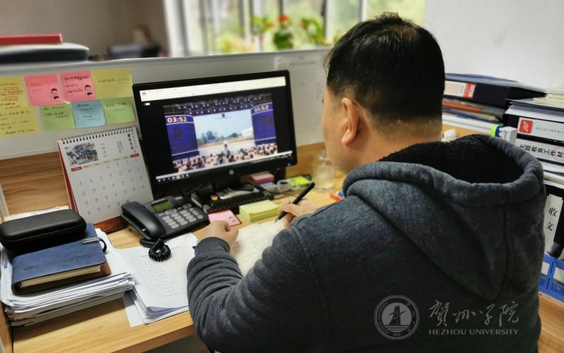 图为新葡萄官网教师在线上参加学习