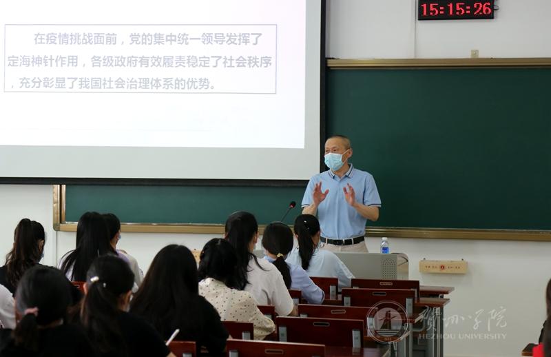 图为梁丁丁书记在上疫情防控教育第一课