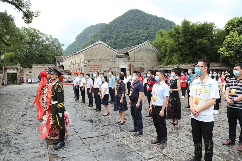图为革命烈士缅怀活动