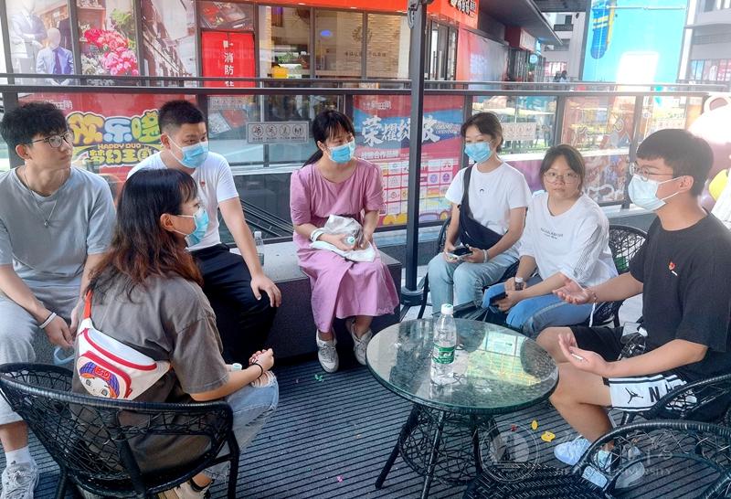 观影结束后,同学聚在一起畅谈观影感悟
