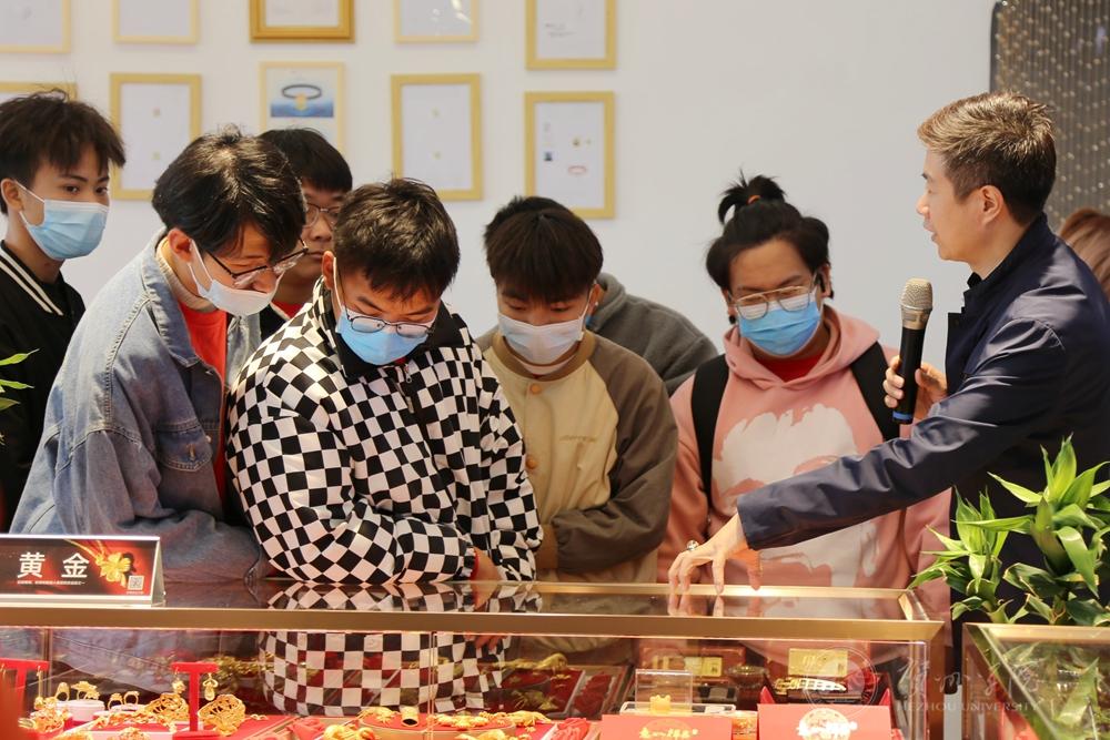 学生在广西黄金珠宝产业园参观