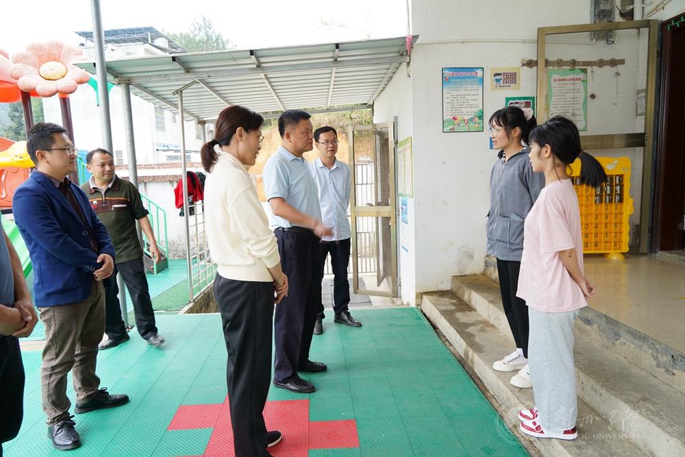 王源平书记到昭平县富罗镇登洞村登洞村幼儿园看望慰问新葡萄官网实习支教学生