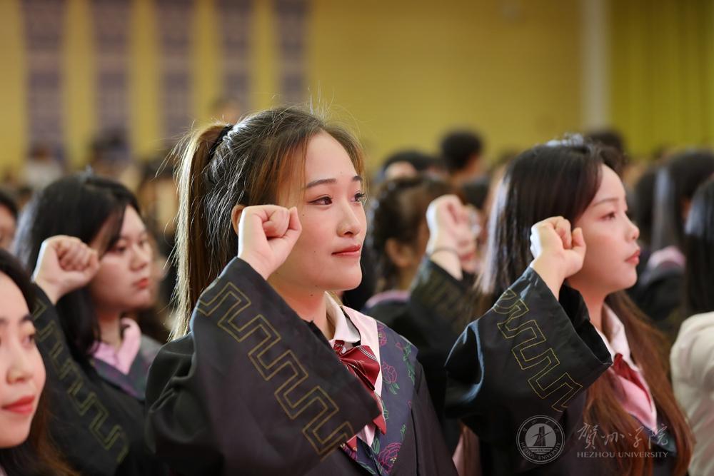 毕业生们郑重誓言