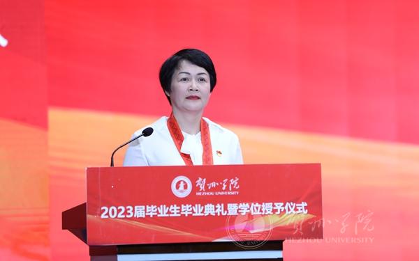 校友代表李俊玲讲话