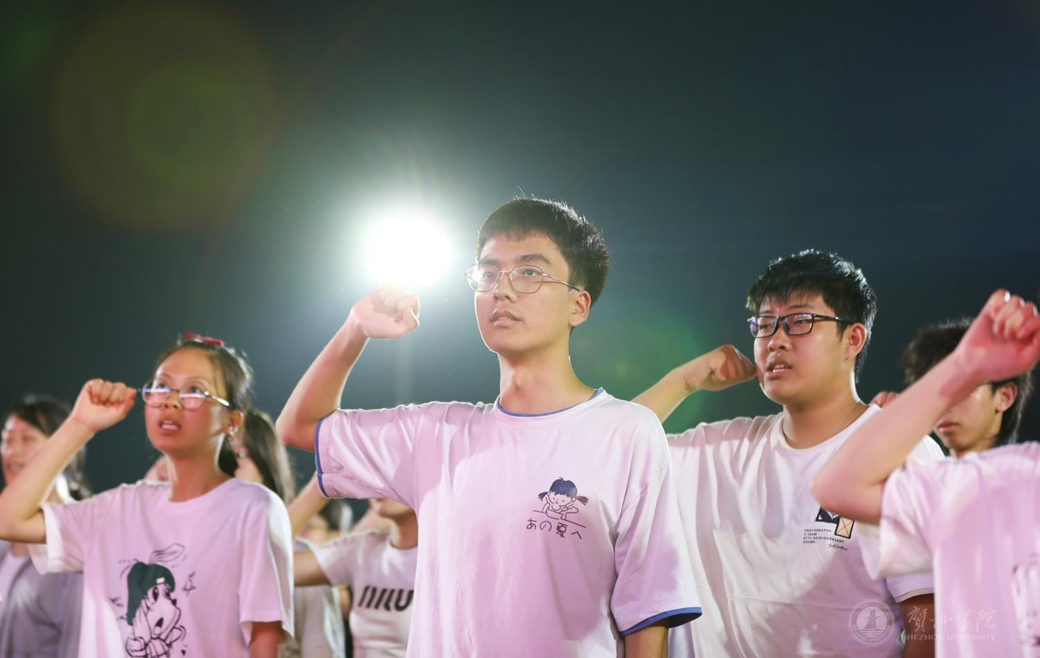 2023级学生进行入学宣誓